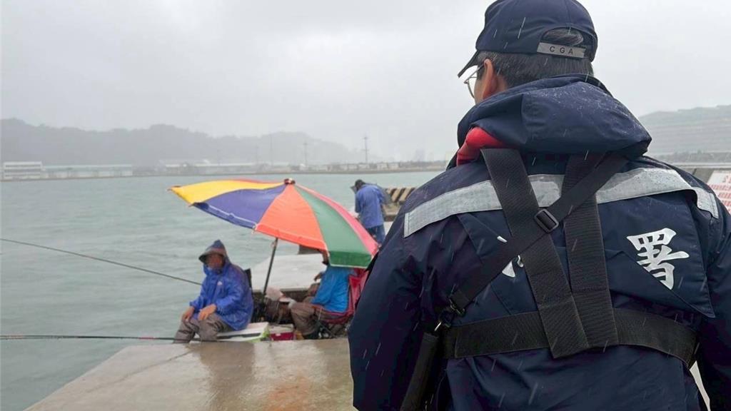鳳凰颱風逼近!海巡人員呼籲遠離海邊