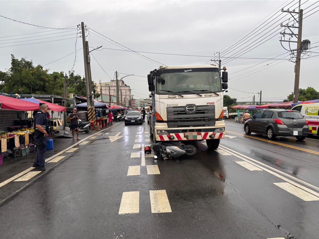 老婦騎機車闖大車死角遭撞 人卡車下腿骨折送醫