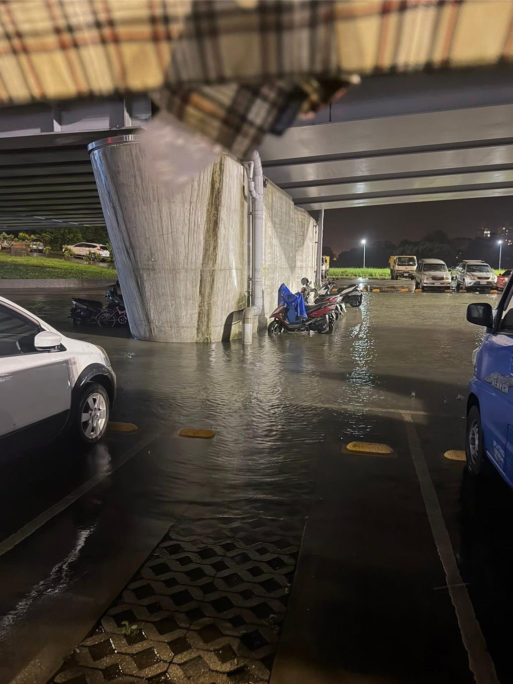 宜蘭河濱橋下急淹水! 警拉封鎖線呼籲車主「快移車」
