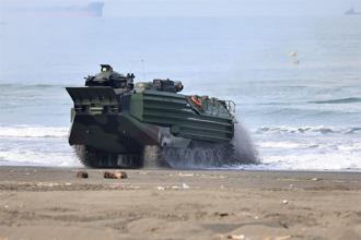 陆战队两栖突击抢滩 强化临战应变
