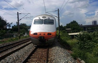 骑士平交道惨摔「车卡列车下」 台铁24车次受影响误点