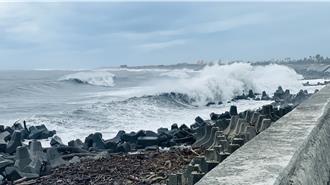 凤凰颱风逼近！富冈港惊现5公尺巨浪 释迦农忙抢收