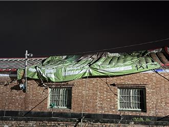 凤凰预估嘉南登陆 台南灾民忧：我家还盖帆布