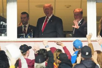 川普現身觀戰NFL例行賽 歷任美國總統第3人