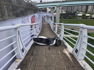 新北大橋死亡車禍！男騎士自撞護欄重摔機車道 送醫搶救不治