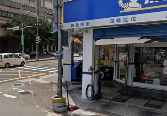 紅綠燈桿底部套3輪胎怎放的？輪胎行老闆解答：30年救2命