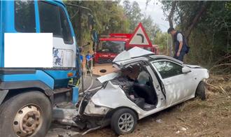 金門女開車過彎疑失控甩尾 對向卡車閃避不及撞爛車尾