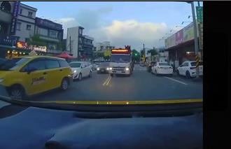 垃圾車「逆向哥」街頭登場 休旅車駕駛怒罵：你逆向還敢嗆！