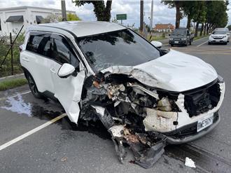 宜兰惊险车祸！休旅车自撞路树5人送医 车头全毁右前轮喷飞