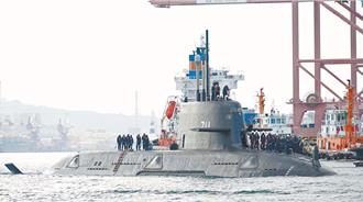 海鯤號艦艉增鷹架疑吃水下降  船迷驚呼：尾舵都看不見了