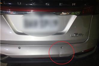 台中賓士臨停撞車落跑 鄰居告知車主警循線逮人