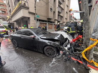新莊賓士男猛撞消防栓「狂噴水」 身上竟藏多顆喪屍煙彈
