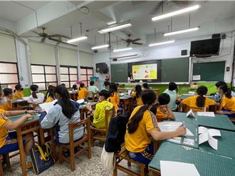 顧孩子脊椎！議員籲竹市府「逐年汰換」國中小可調式課桌椅