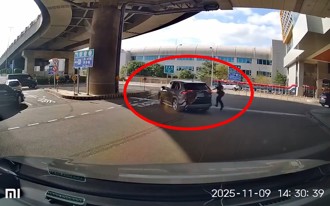 影》桃机白牌车违规载客！ 警拦查竟鬼切加速逃
