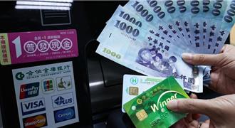 普发现金变亲子衝突导火线？学生怒摔门、家长喊：没缴税不能领