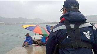 鳳凰颱風逼近！海巡人員呼籲遠離海邊