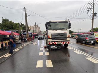 老婦騎機車闖大車死角遭撞 人卡車下腿骨折送醫