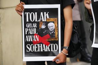 即使人權組織抗議 印尼政府仍追授蘇哈托為「國家英雄」 