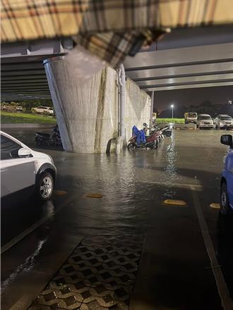 宜蘭河濱橋下急淹水！ 警拉封鎖線呼籲車主「快移車」