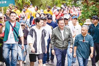 祖孫三代健走14年 台灣人壽實現健康永續生態圈