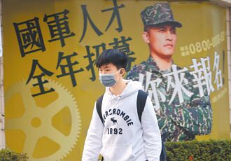 争气军二代 飞官待遇赢将军爸