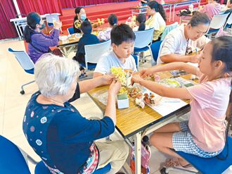 萬里花藝手作課 祖孫三代同樂