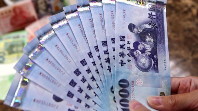 普發現金1萬元，提供「登記入帳、ATM領現、郵局領現、直接入帳、造冊發放」五種領取方式。（報系資料照片）