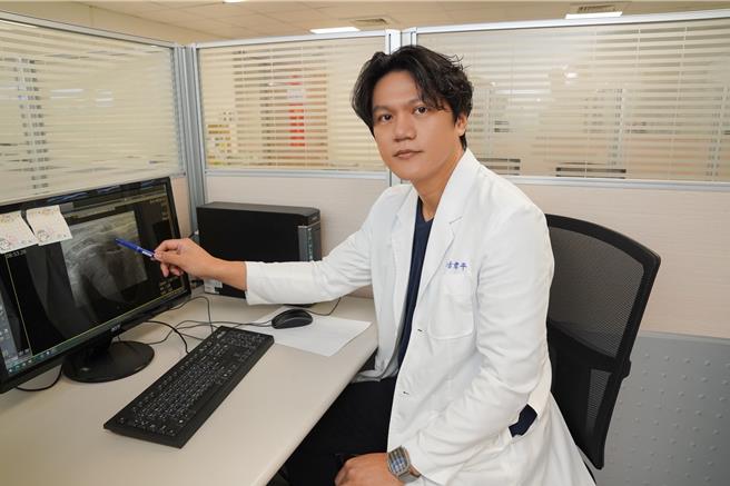 中国医药大学新竹附设医院乳房外科医师古君平提醒，年轻女性若出现乳房肿块、疼痛或形状改变，应尽早就医检查诊断。（王惠慧摄）