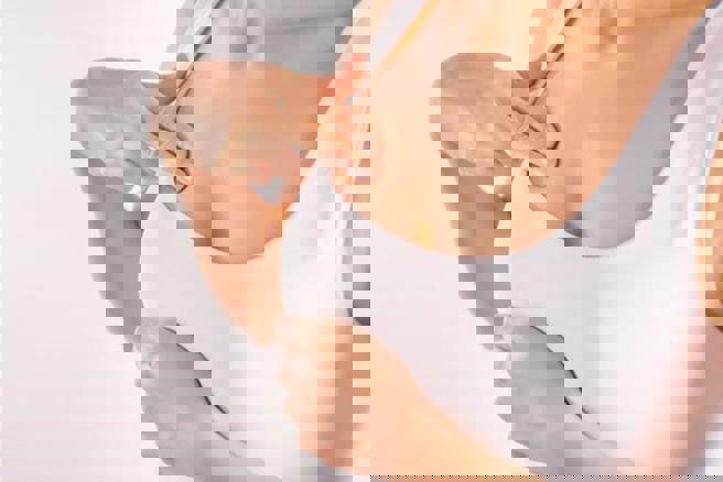 新竹1名年仅24岁的年轻女性，近日因乳房疼痛就医，透过超音波检查发现约0.8公分不规则边缘肿瘤。（示意图:shutterstock/达志）