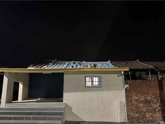 凤凰颱风预计从嘉南地区之间登陆，台南市盐水区还有丹娜丝风灾户仍盖着帆布，灾民图法炼钢，自己以石块压住帆布。（读者提供／程炳璋台南传真）