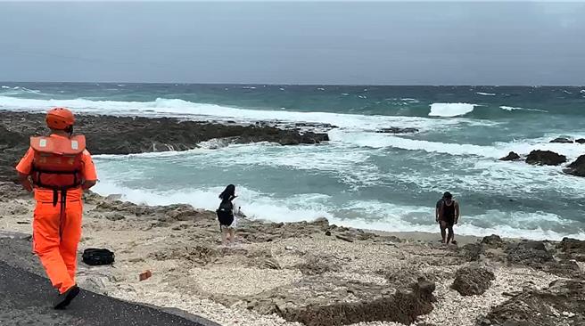 海巡署南部分署提醒，颱风来袭期间，沿海风浪将明显增强，呼吁民眾切勿前往海边观浪、拍照打卡或直播，否则可依《灾害防救法》开立举发单，裁罚新台币5万元以上、25万元以下罚锾。（海巡署提供）