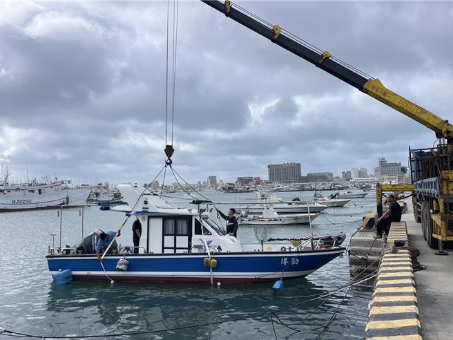「凤凰颱风」近逼，澎湖县渔民9日有人就将船只吊上岸防颱。（许逸民摄）