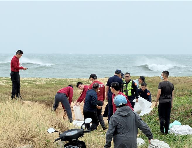 「凤凰颱风」近逼，望安警分局10日早上偕同消防人员装填沙包，分送民眾防颱使用。（望安警分局提供／许逸民澎湖传真）