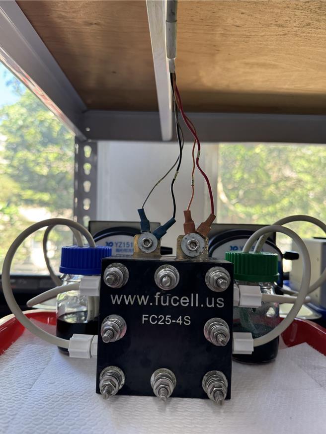 台科大特聘教授郭俞麟研究团队，利用电浆技术研发出一款钒液流电池，图为用于测试电极材料对电化学性能影响的单电池式钒液流电池。（台科大提供／林缙明台北传真）