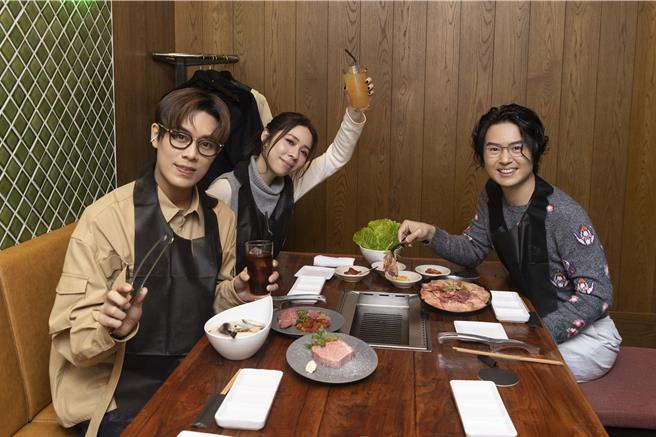 告五人日本开唱遇节气立冬，收工揪团大啖烧肉。（相信音乐提供）