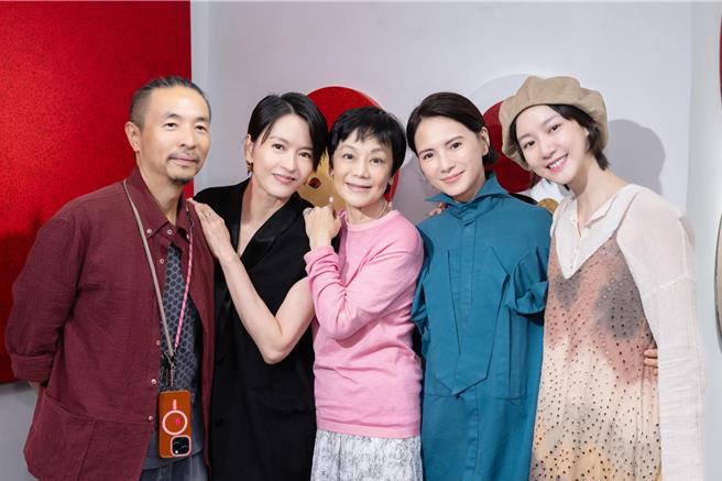 李心洁举办个人画展，文念中（左起）、梁咏琪、张艾嘉、李心洁与袁澧林到场支持。（13a New Street Art Gallery提供）