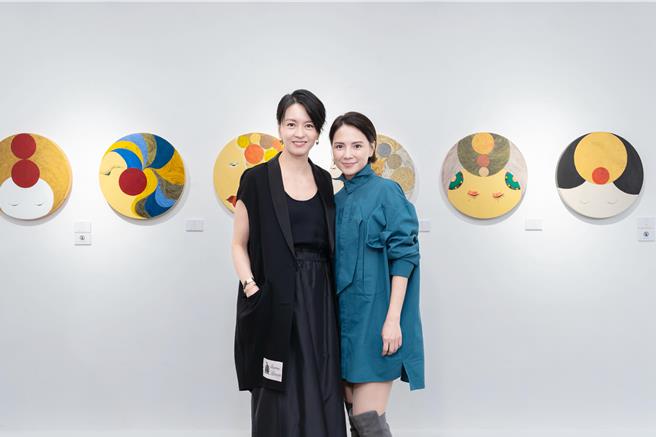 李心洁举办个人画展《糖不甩 Childtopia》，好友梁咏琪到场力挺。（13a New Street Art Gallery提供）