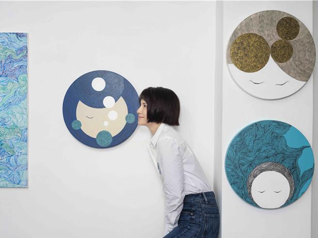 李心洁与〈白糖糕〉画作合影。（13a New Street Art Gallery提供）