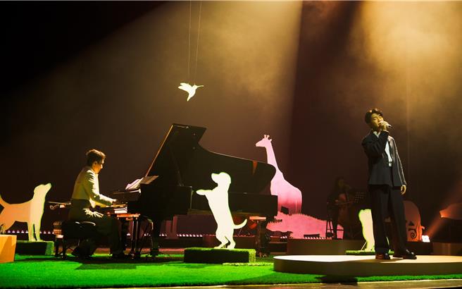 韦礼安(右)担任嘉宾，与阿龚带来三首弦乐改编歌曲。（绪风有限公司提供）