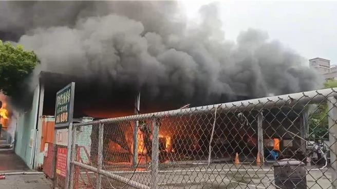 高雄市三民区大昌二路上宝珠里活动中心，今（10）日中午窜火燃烧，猛烈火势伴随爆炸声响景象骇人，所幸没有造成人员受困伤亡。（民眾提供／任义宇高雄传真）