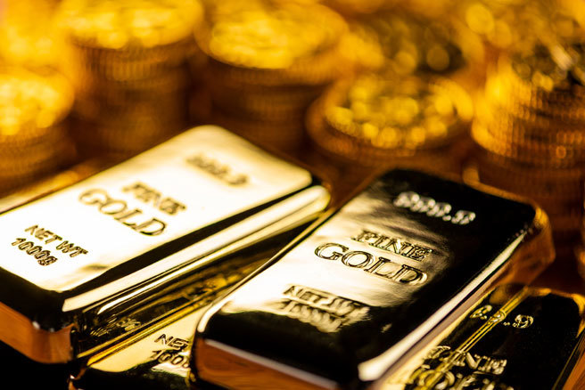 即使先前出現回檔，但金價上漲氣勢仍旺，金價周三重回4千美元之上，瑞銀甚至預測，在政治與金融風險顯著升高的背景下，有望攀升至每盎司4700美元。（圖／shutterstock達志）