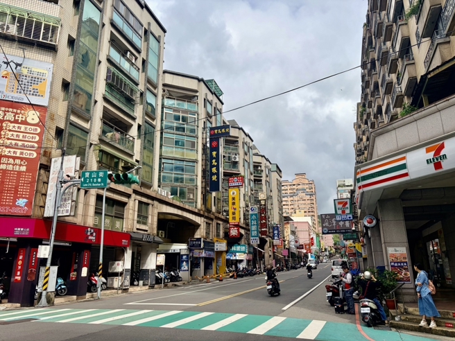 信义房屋吕钦凯表示，大有商圈生活机能成熟、有大型公园绿地，物件多元、房价相对亲民，是首购喜爱的区域。(图/信义房屋 提供)