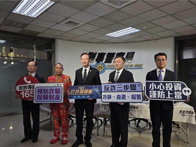 吊车大王胡汉龑（左二）出席刑事局打诈记者会，中为刑事局长周幼伟。（警方提供）