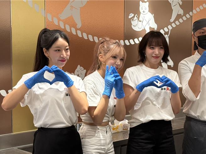 禹洙漢（左起）、廉世彬、河智媛10日出席一日店長活動。（謝采恩攝）