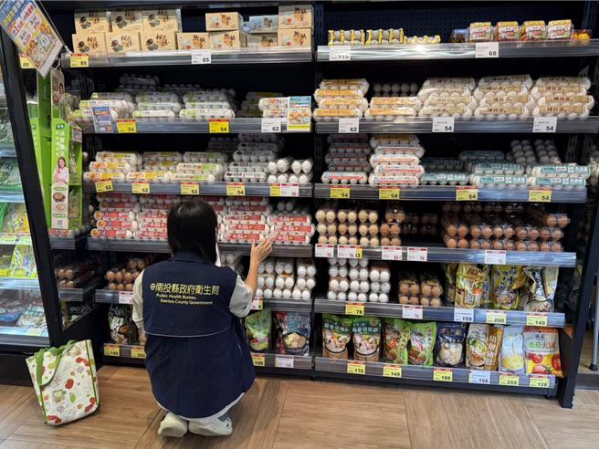 彰化縣一家畜牧場生產的雞蛋驗出農藥「芬普尼」超標3倍，南投縣衛生局迄今查扣該批號總計810盒、共8100顆。（南投縣政府提供／楊靜茹南投傳真）