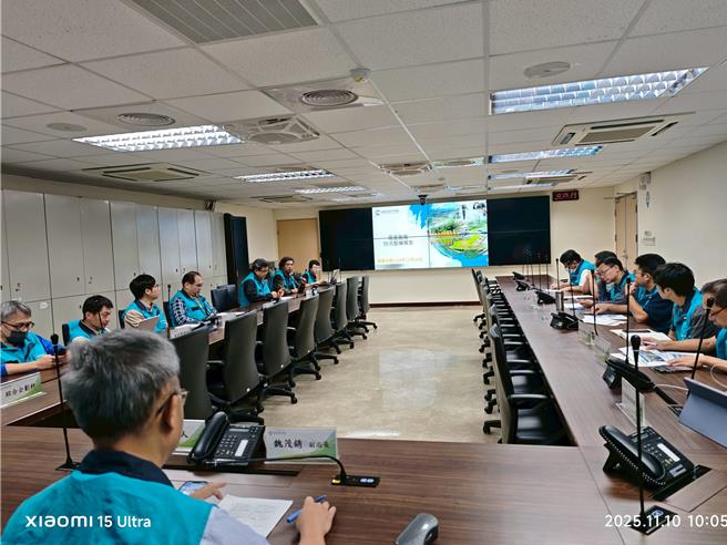 備戰鳳凰，桃市府水務局今早已搶先開設防災整備會議，會中確認全市抽水機已於9日完成試運轉，43處水門也已完成防汛啟閉，並開放領取沙包。(水務局提供)