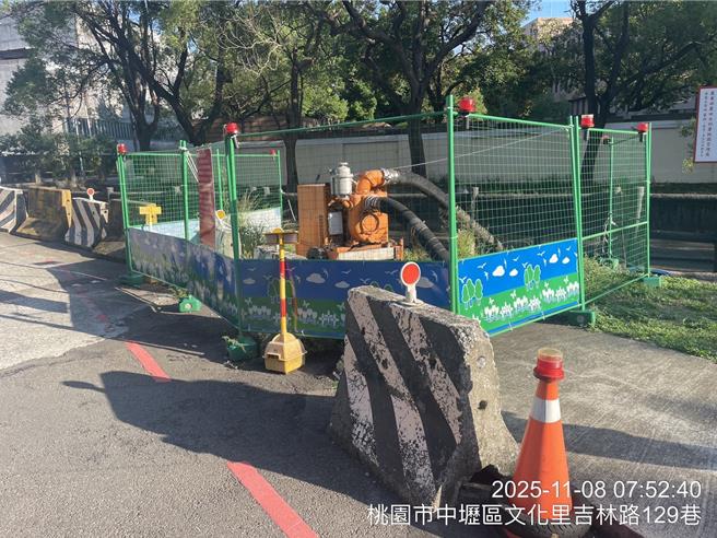 備戰鳳凰，桃市府水務局今早已搶先開設防災整備會議，會中確認全市抽水機已於9日完成試運轉，43處水門也已完成防汛啟閉，並開放領取沙包。(水務局提供)