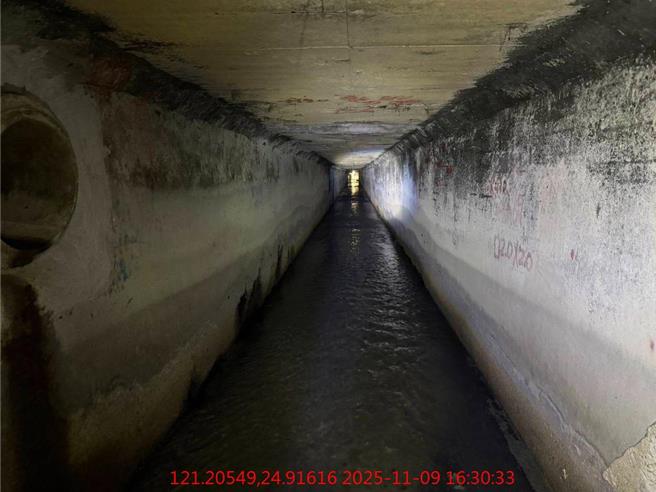 備戰鳳凰，桃市府水務局今早已搶先開設防災整備會議，會中確認全市抽水機已於9日完成試運轉，43處水門也已完成防汛啟閉，並開放領取沙包。(水務局提供)