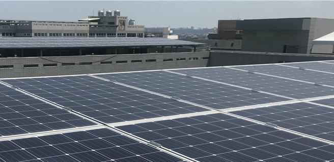 新竹市政府即起推動家戶屋頂設置太陽光電補助作業，單幢建物獎勵最高30萬元。（陳育賢攝）