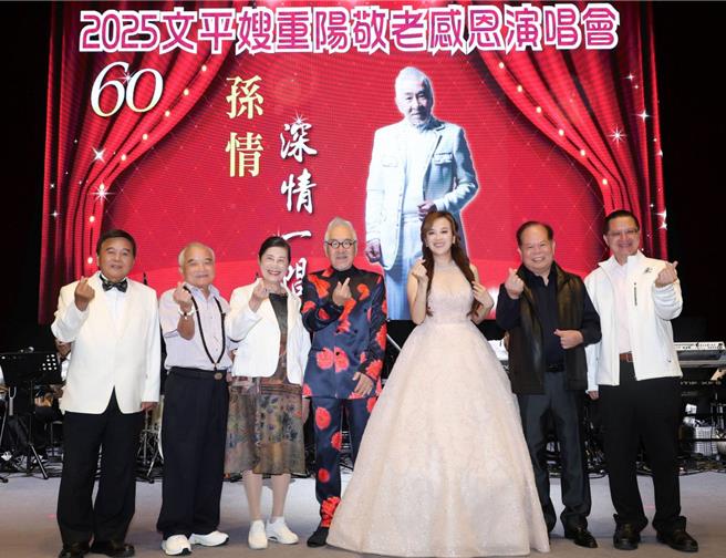 孙情开唱，好友们到齐力挺。（台中多媒体公司提供）